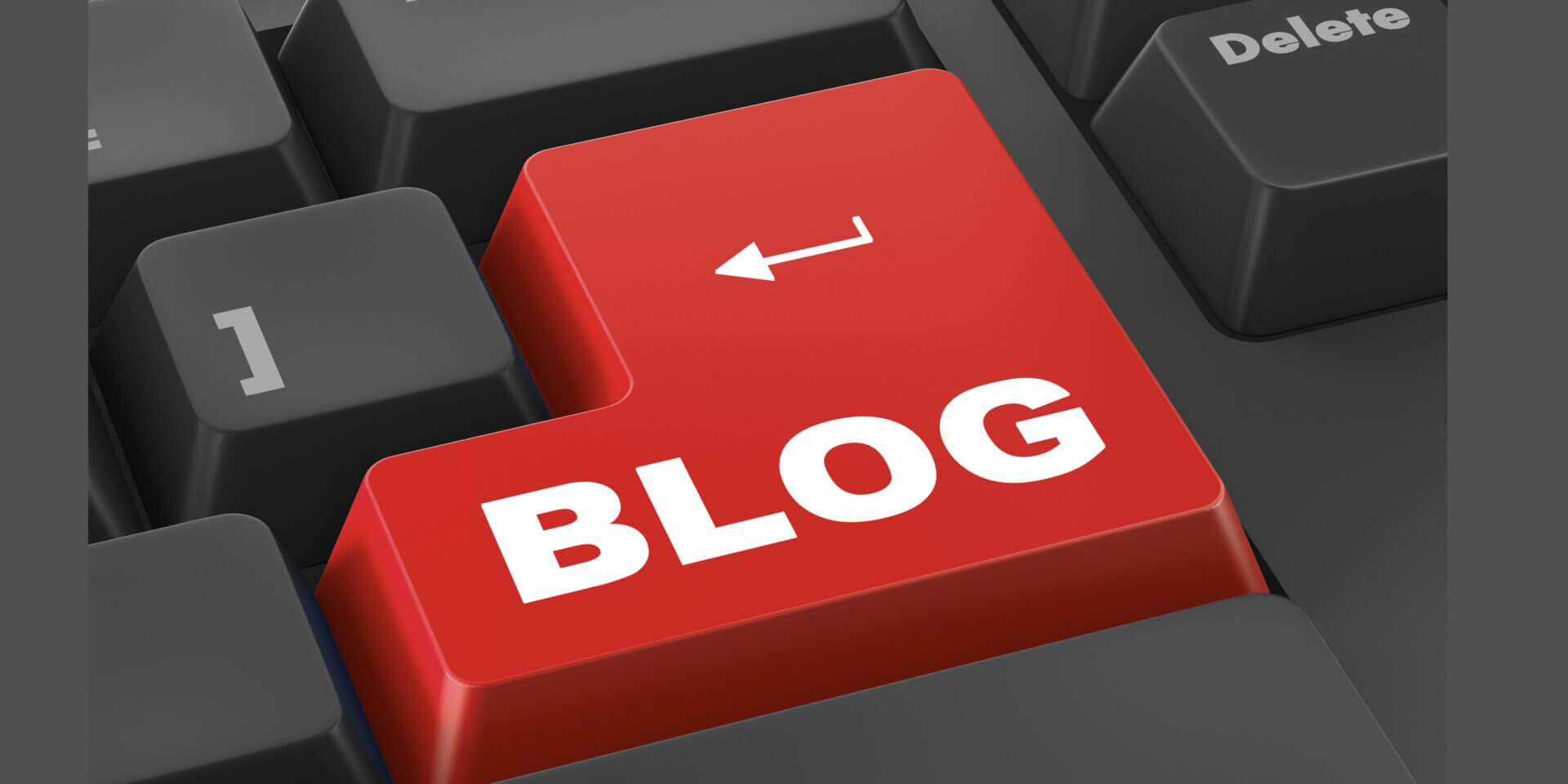 Tastatur mit roter BLOG-Taste und Pfeil nach links statt Enter-Taste, Bloggen Symbol auf Computer-Tastatur, Nahaufnahme.