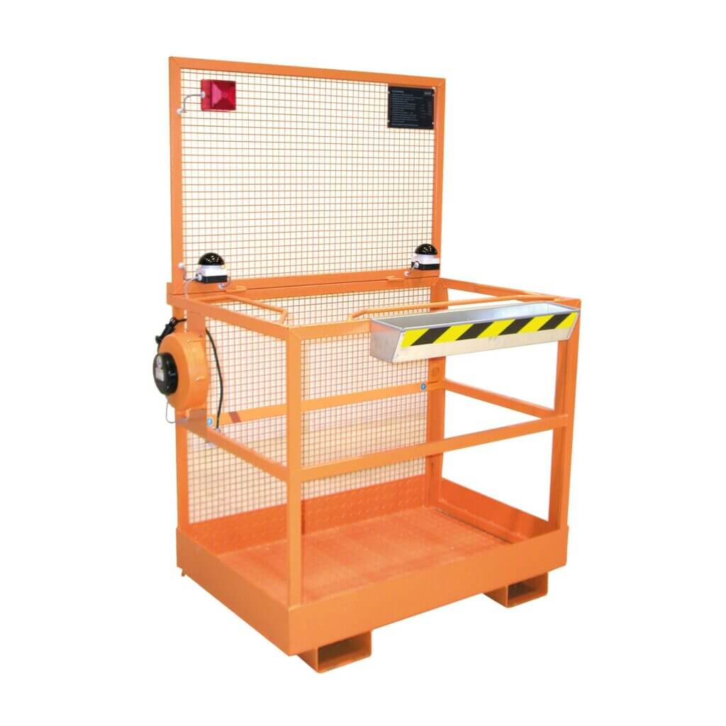 Orangefarbene industrielle Arbeitsplattform für die Aufnahme mit Gabelzinken mit Gitter-Schutzpaneelen, Geländern und einem Steuerkasten im oberen Bereich.