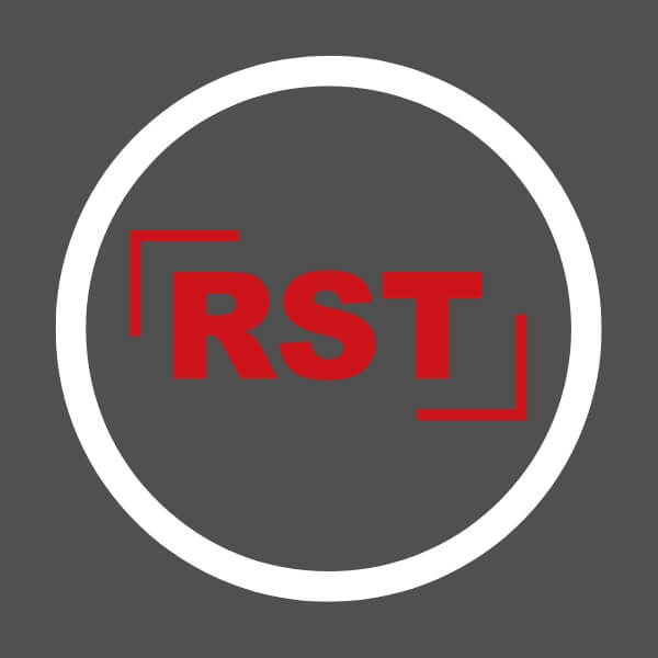 Mann mit kurzem grauem Haar lächelt, trägt dunkles Hemd vor hellem Hintergrund; Porträt für Technische Industrieberatung.