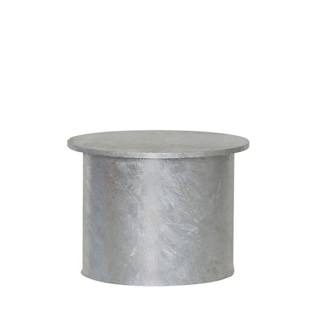 Runde, silberne Abdeckkappe Metall für Bodenhülse 90 mm Durchmesser, flacher Deckel, zylindrischer Sockel, weißer Hintergrund.