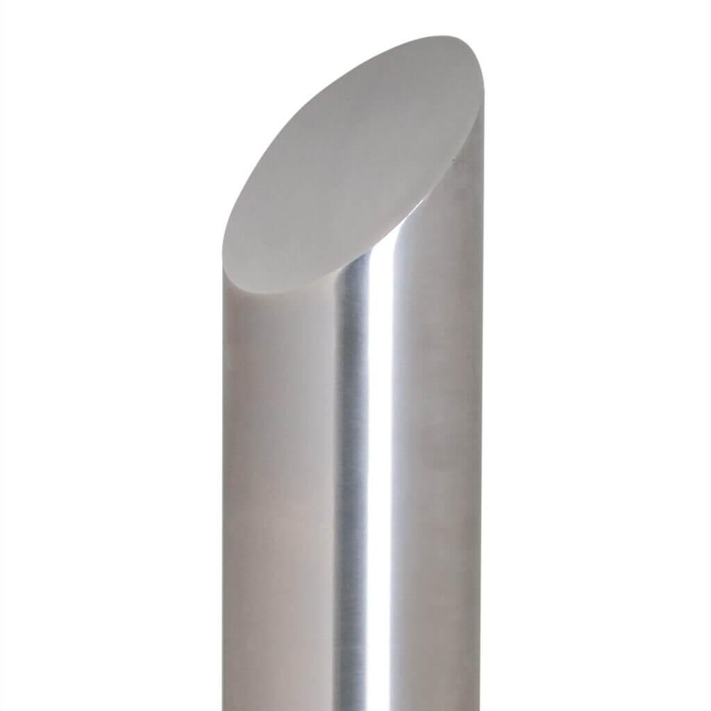 Der CITY-Poller BERLIN 45 ist ein zylindrischer Metallpfosten mit glatter, schräger Oberseite vor weißem Hintergrund.