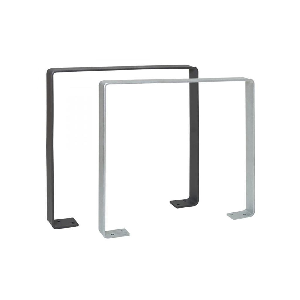 Fahrradanlehnbügel mit zwei rechteckigen Metallbeinen, eines schwarz, eines silber, beide mit Boden-Befestigungsplatten.