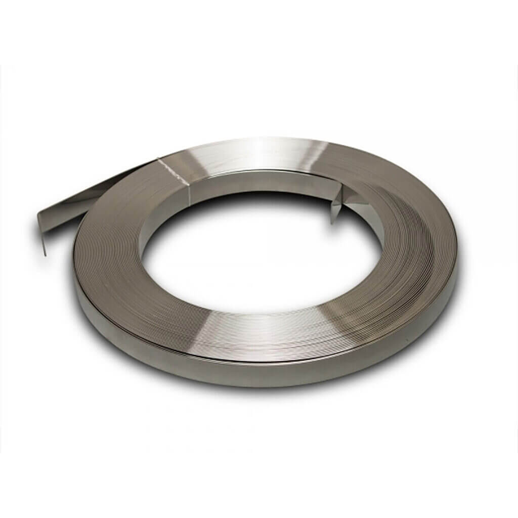 Aufgerolltes Edelstahlband mit glatter, spiegelnder Oberfläche liegt auf weißem Hintergrund. Metallband, rostfrei, reflektierend.