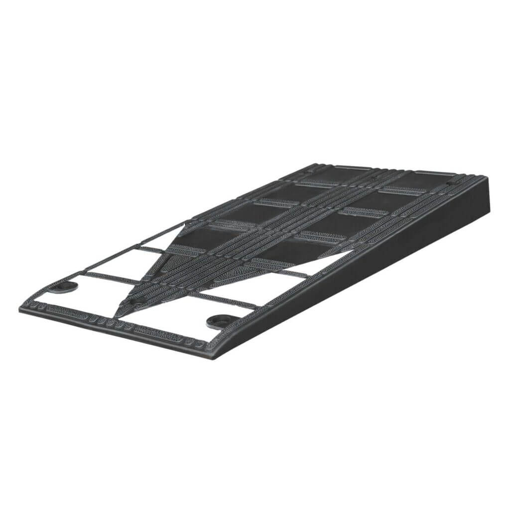 Schwarze Bordsteinrampe aus Gummi, Keilform, rutschfeste Gitteroberfläche, eignet sich zum Anheben und Ausgleichen.
