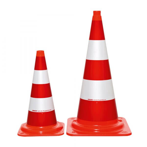 Zwei MORION-Leitkegel-EU, orange mit weißen Reflexstreifen, einer groß, einer klein, stehen nebeneinander auf weißem Hintergrund.