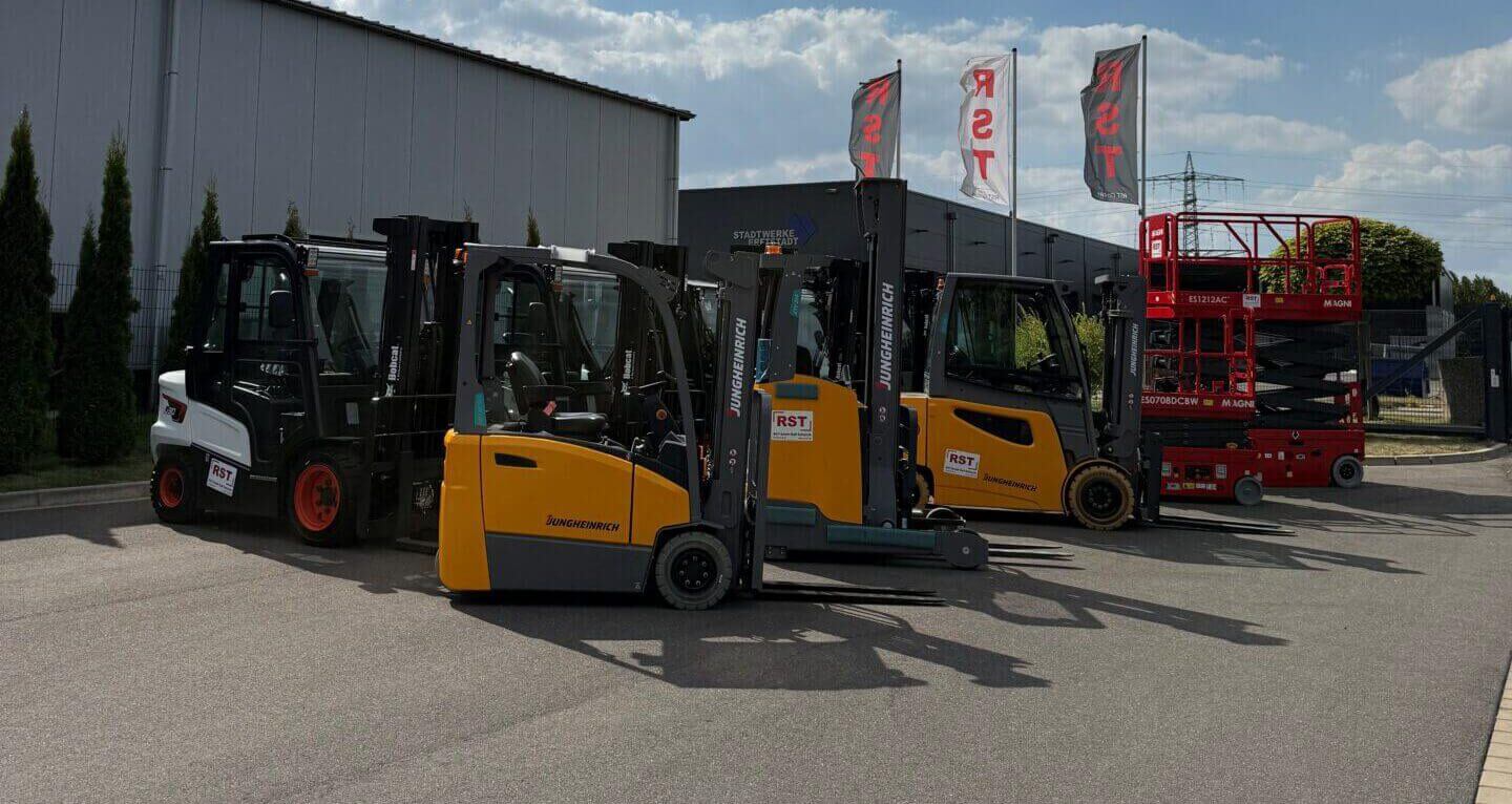 Bobcat Gabelstapler mit Verbrennungsmotor (Gas) steht vor dem RST Firengebäude im Sonnenschein