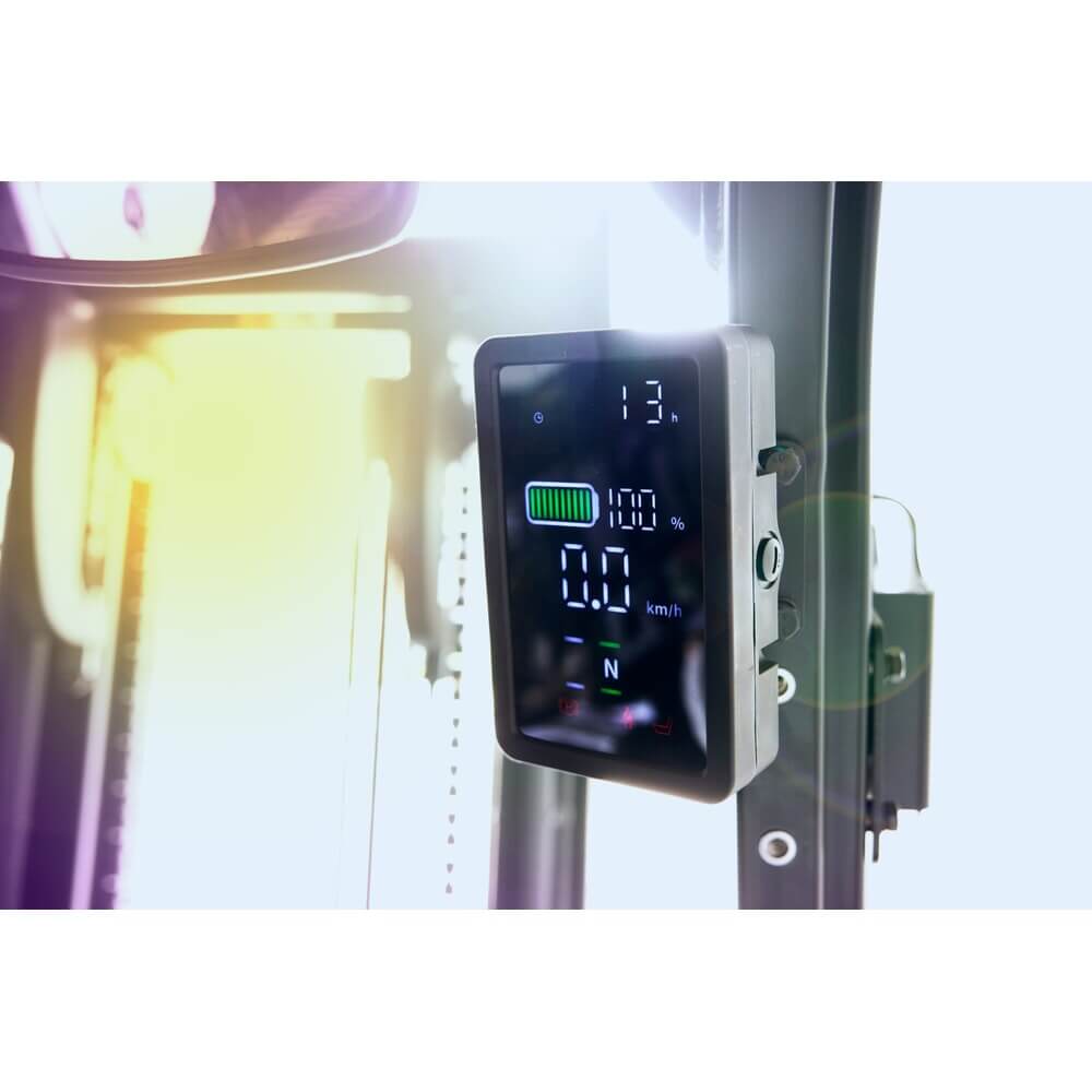 Eine Nahaufnahme der Digitalanzeige am AntOn by Jungheinrich Elektro-Stapler CBH 2.5 mit Wetterschutzkabine Com 3 zeigt Batteriestand, Geschwindigkeit (km/h), numerische Daten und 4.800 mm Hubhöhe.